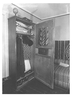 Комната В. Маяковского в квартире в Гендриковом переулке