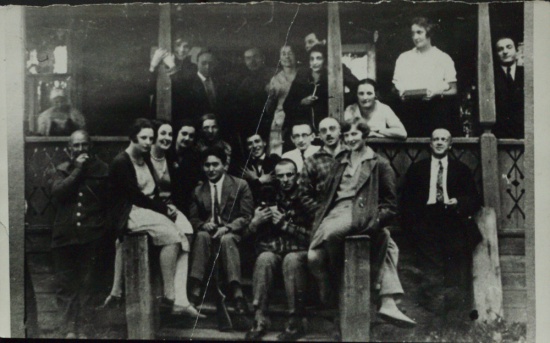 В.В. Маяковский с друзьями на даче в Пушкино