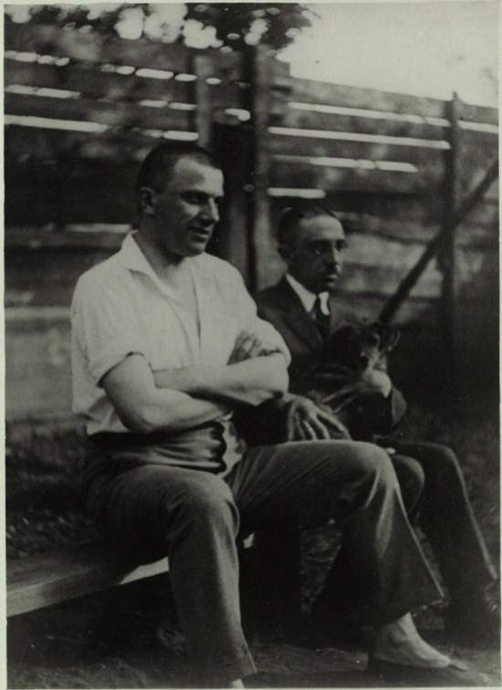 В.В. Маяковский и О.М. Брик сидят на скамейке во дворе дома в Гендриковом переулке