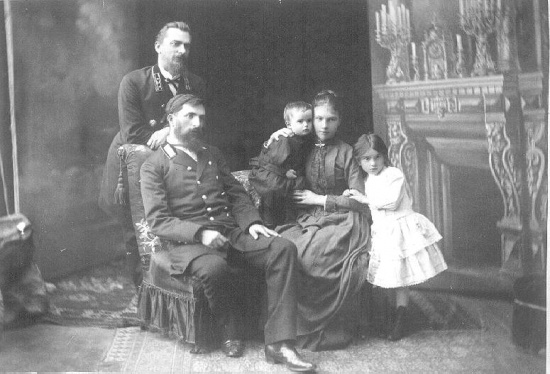М.К. Маяковский и В.К. Маяковский с женой Александрой Алексеевной и детьми Людмилой и Константином