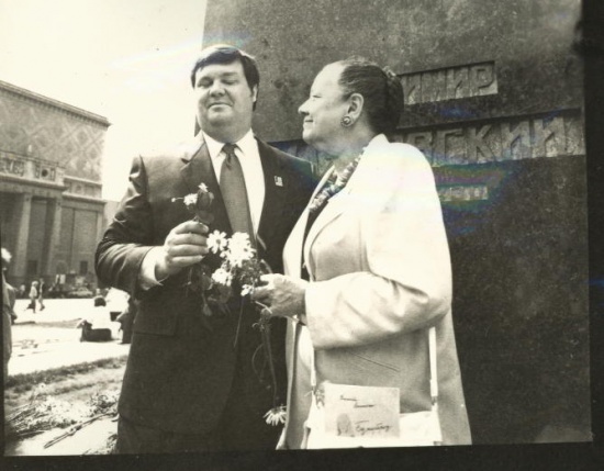 Роджер и Патриция Томпсон у памятника В.В. Маяковскому 