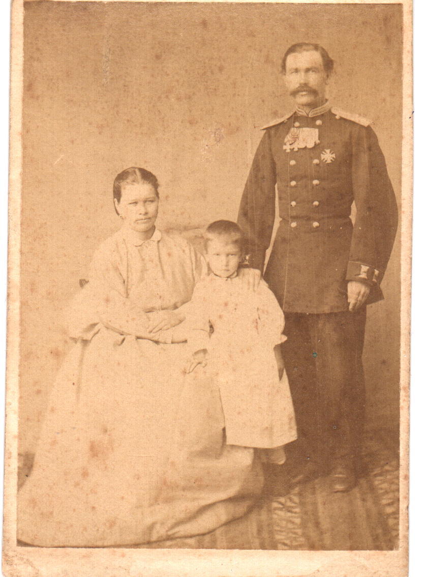 Павленко Алексей Иванович с женой Евдокией Никаноровной и дочерью Александрой (будущей матерью поэта)