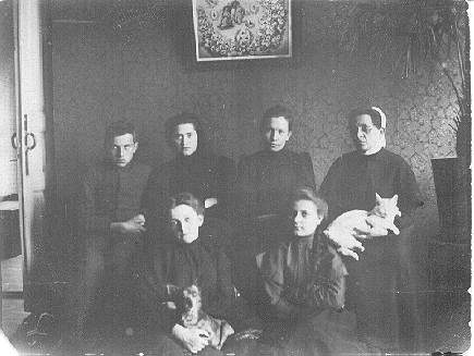 Семья Маяковских перед отъездом в Москву. 