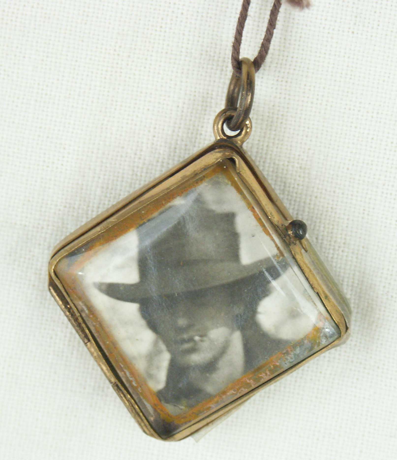 Медальон с фотографией В.В. Маяковского