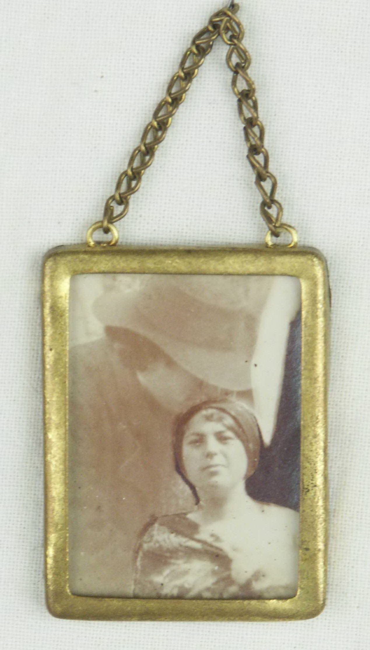 Медальон на цепочке с фотографиями В.В. Маяковского и В.Ф. Шехтель