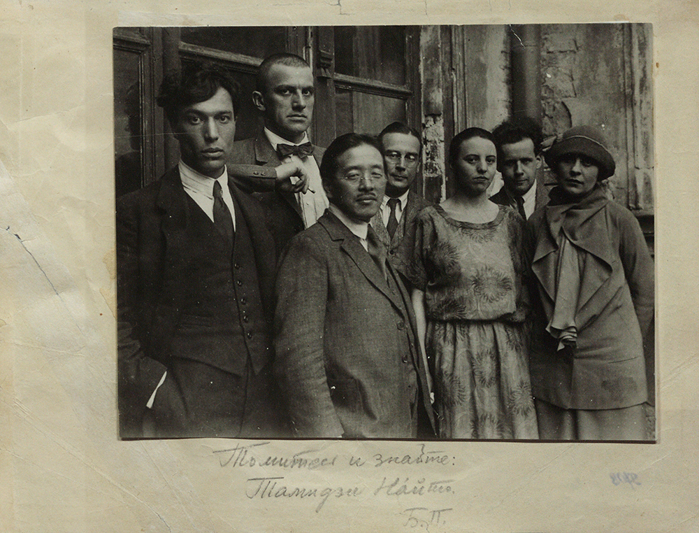 В.В. Маяковский в группе лиц после приема в ВОКСе по случаю приезда японского писателя Тамидзи Найто