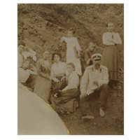  Маяковский с родными и знакомыми у склона горы около дома К. Кучухидзе.