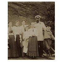 Маяковский с родными и знакомыми на мосту около дома К. Кучухидзе