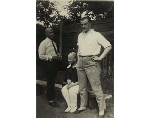 А.М. Родченко, В.Б. Шкловский и Маяковский во дворе дома № 15 в Гендриковом переулке. Москва. 1926
