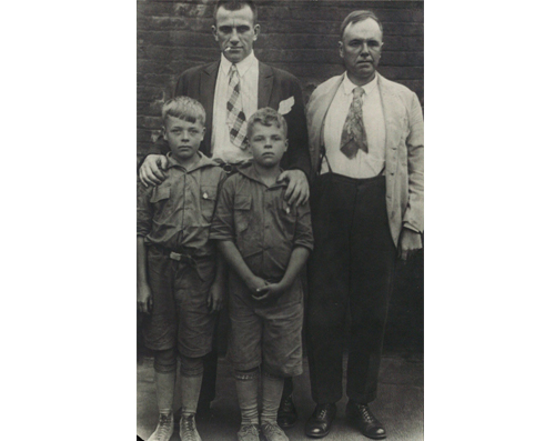Маяковский с Д. Бурлюком и его сыновьями Давидом и Николаем, Нью-Йорк, [август – сентябрь] 1925