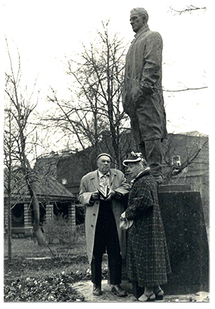 Д.Д. и М.Н. Бурлюки у памятника В. Маяковскому около музея в Гендриковом переулке